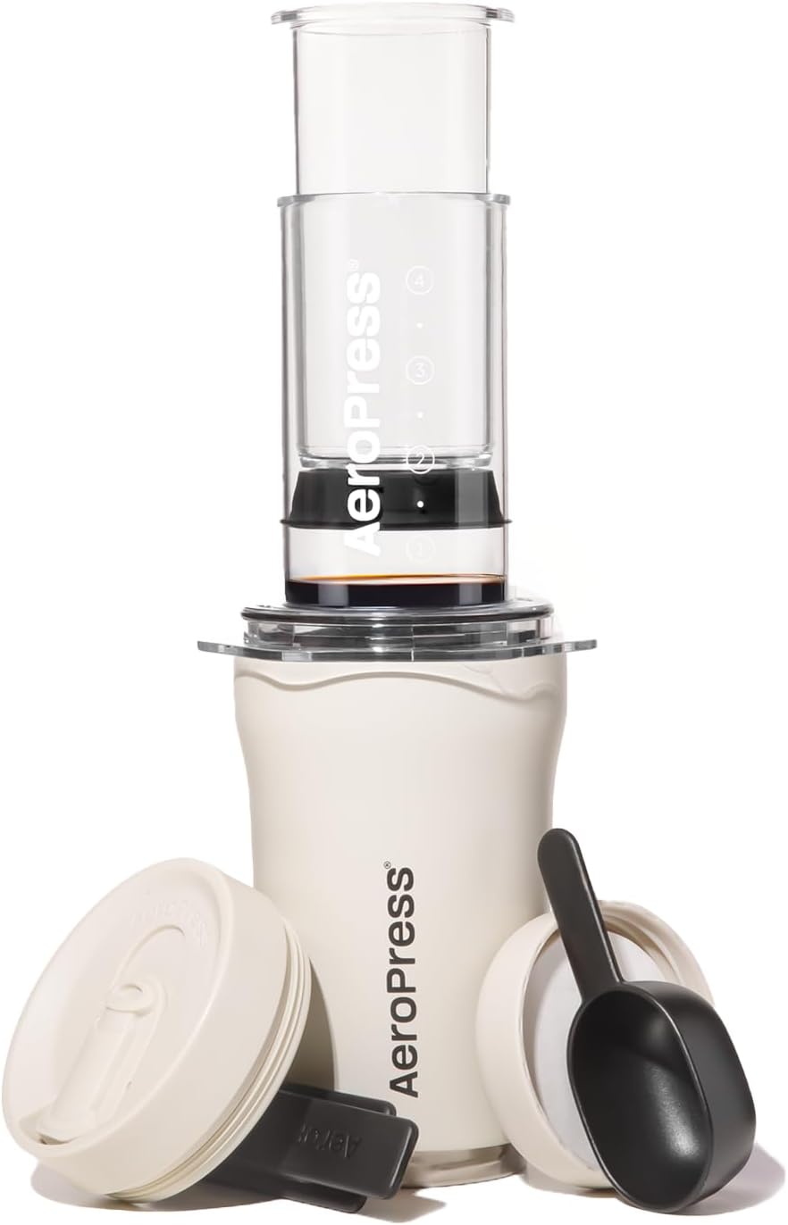 AeroPress Go Plus macchina da caffè portatile piccola, ideale per viaggio, campeggio ufficio, French Press tutto-in-uno, macchina manuale espresso pour-over, pronta in 2 min, Crema(Go Plus/Cream)